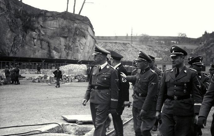 Wizytacja obozu Mauthausen. W pierwszym szeregu od lewej: Heinrich Himmler, Franz Ziereis i Karl Wolff