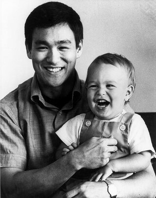 Bruce Lee ze&nbsp;swoim synem Brandonem