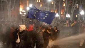 Miniatura: Gaz i armatki wodne na ulicach Tbilisi....