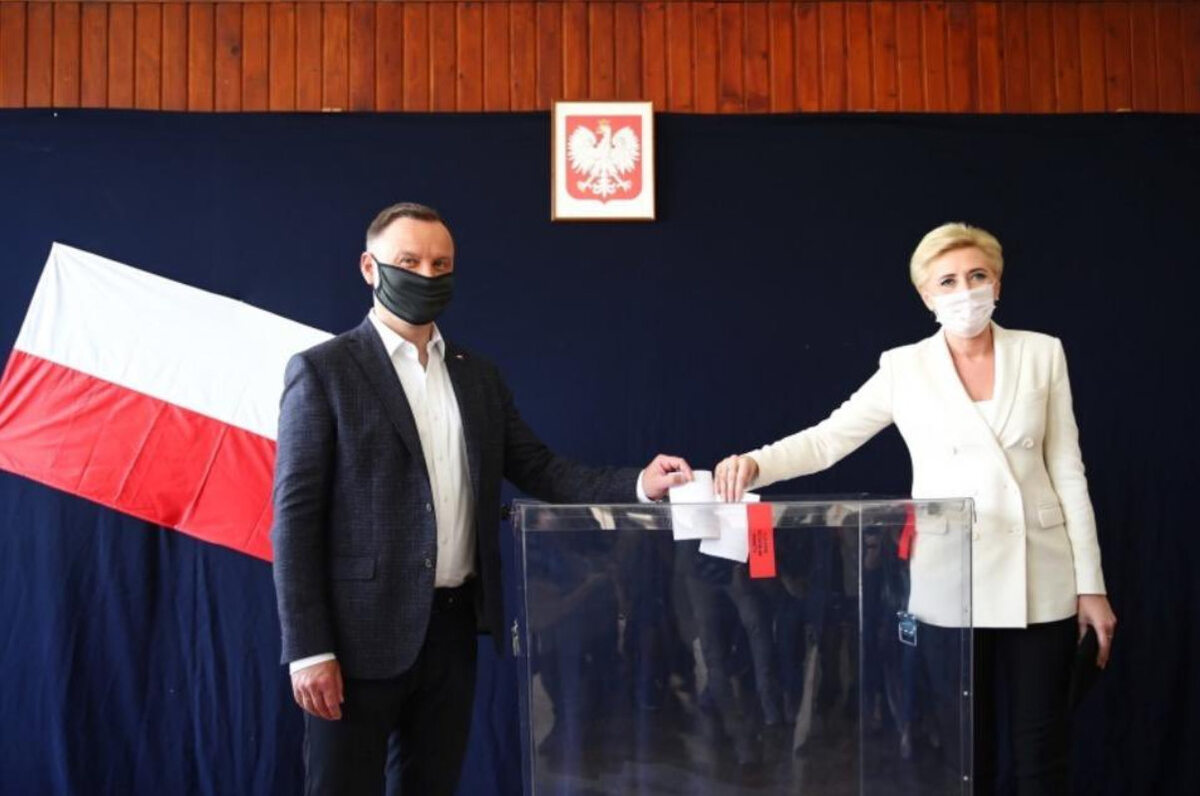 Andrzej Duda z małżonką, Agatą Kornhauser-Dudą podczas głosowania, w lokalu wyborczym w Krakowie 