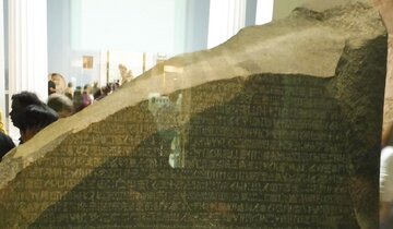 Tekst zapisany hieroglifami na&nbsp;kamieniu z&nbsp;Rosetty. Kamień umieszczony jest za&nbsp;grubą szybą i&nbsp;znajduje się w&nbsp;British Museum nieprzerwanie od&nbsp;1802 roku