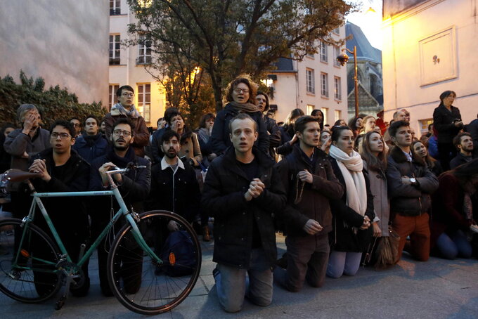 Francuzi modlą się przed katedrą Notre Dame