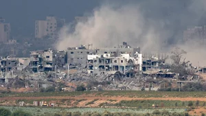 Miniatura: Buldożery wokół szpitala w Gazie