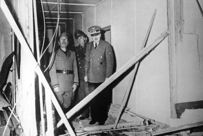 Benito Mussolini i Adolf Hitler oglądają pomieszczenie, gdzie dokonano nieudanego zamachu