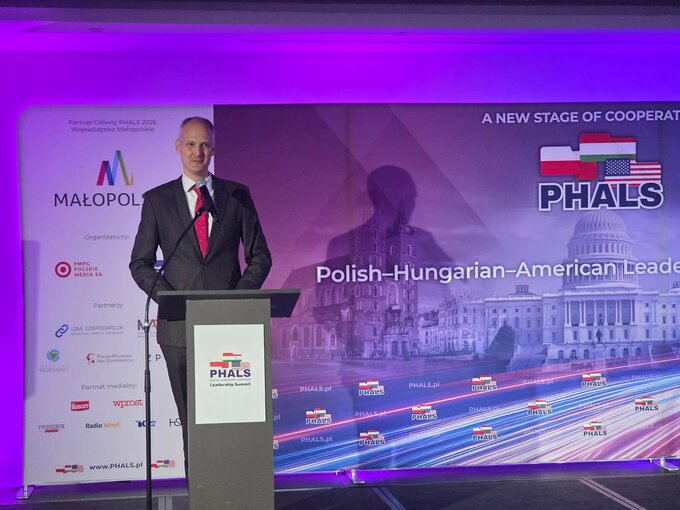 dr M&aacute;rton Ugr&oacute;sdy