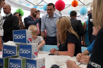Mateusz Morawiecki podczas pikniku zorganizowanego z okazji inauguracji programu „500+ na każde dziecko” 