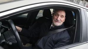 Miniatura: Macierewicz stracił prawo jazdy? "Zasłonił...