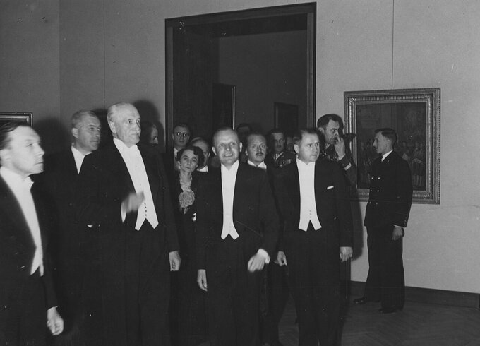 Prezydent Ignacy Mościcki, dyrektor plac&oacute;wki Stanisław Lorentz i&nbsp;komisaryczny prezydent miasta Stefan Starzyński podczas uroczystego otwarcia gmachu Muzeum Narodowego w&nbsp;Warszawie, 18 czerwca 1938