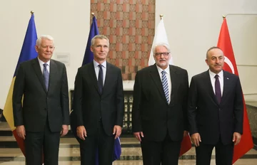 Sekretarz generalny NATO Jens Stoltenberg (2L) oraz minister spraw zagranicznych Rumunii Teodor Melescanu (L), minister spraw zagranicznych RP Witold Waszczykowski (2P) oraz minister spraw zagranicznych Turcji Mevlut Cavusoglu (P) 