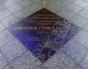 Tablica pamiątkowa na&nbsp;dworcu Wrocław Gł&oacute;wny