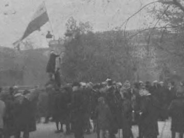 Listopad 1918: student uniwersytetu zawiesza flagę Polski na&nbsp;pałacu namiestnikowskim w&nbsp;Warszawie