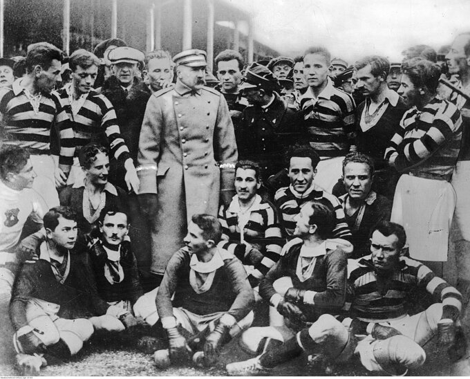 Marszałek Józef Piłsudski w otoczeniu zawodników Pogoni Lwów i Wisły Kraków na stadionie Wisły (1924)