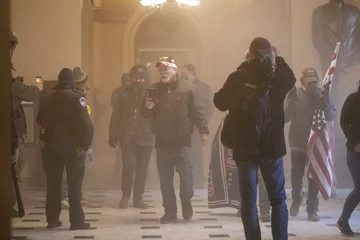 Zwolennicy Donalda Trumpa wdarli się na teren Kapitolu 