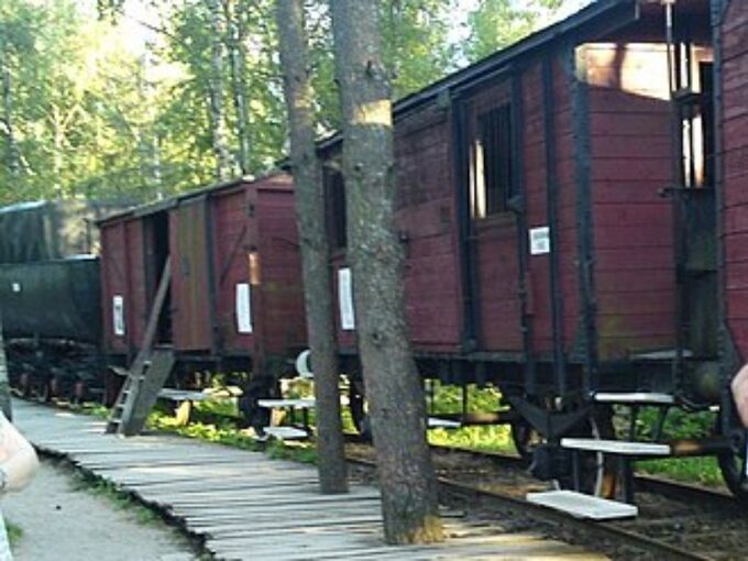 Rampa załadowcza z oryginalnym parowozem i typowymi wagonami składu zsyłkowego na Syberię – ekspozycja w CEiPR w Szymbarku