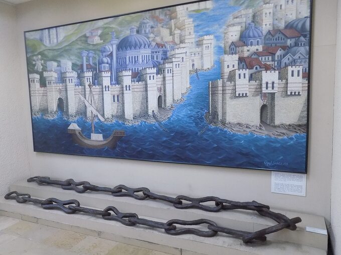 Łańcuch, który zamknął wejście do Złotego Rogu w 1453 roku podczas walk z Turkami. Obecnie wystawiony w Muzeum Archeologicznych w Stambule