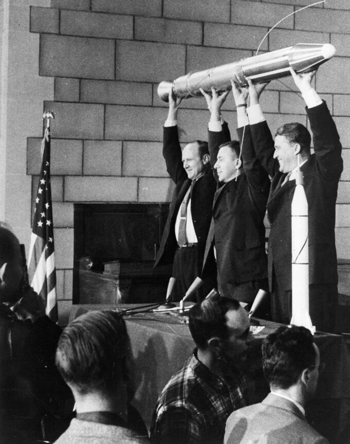 William Pickering, James Van Allen oraz Wernher von Braun z modelem satelity Explorer 1
