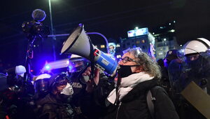 Miniatura: W nocy policja usunęła protestujących....