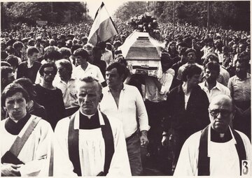 Pogrzeb Grzegorza Przemyka. Kondukt żałobny w&nbsp;drodze na&nbsp;Cmentarz Powązkowski w&nbsp;Warszawie. W&nbsp;pierwszym rzędzie po&nbsp;środku idzie ks. Jan Sikorski. 19 maja 1983&nbsp;r.