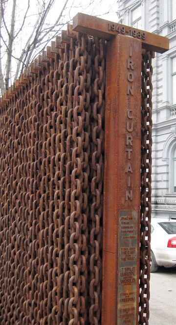 "Żelazna kurtyna". Instalacja przypominająca o&nbsp;zimnej wojnie w&nbsp;Budapeszcie