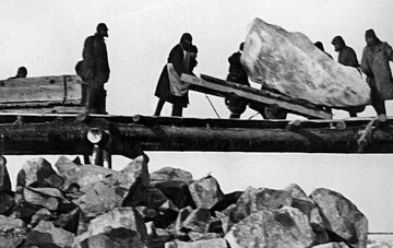 Więźniowie łagr&oacute;w budują Kanał Białomorski-Bałtycki. Kobiety były w&nbsp;sowieckich obozach zmuszane do&nbsp;katorżniczej pracy.