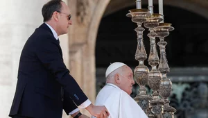 Miniatura: Niespodziewane wyjście papieża. Modlił się...