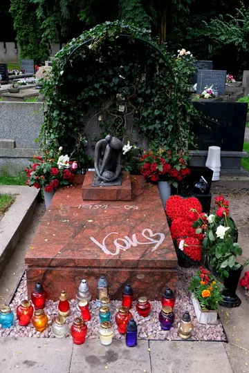 Grób wokalistki Kory (Olga Sipowicz) na Cmentarzu Wojskowym na Powązkach w Warszawie 