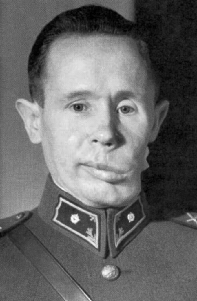Simo Häyhä, fiński strzelec wyborowy. W marcu 1940 roku został postrzelony w szczękę. Do końca życia miał już zniekształconą twarz