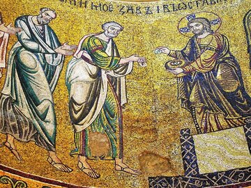 XI-wieczna mozaika przedstawiająca apostoł&oacute;w przyjmujących Eucharystię na&nbsp;skrzyżowane dłonie (Sob&oacute;r Mądrości Bożej w&nbsp;Kijowie)