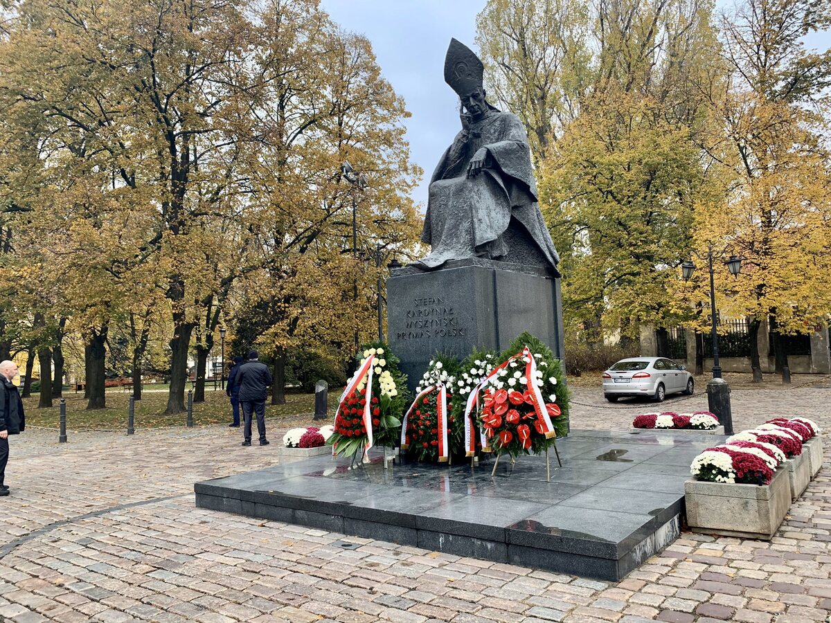 Prezes PiS Jarosław Kaczyński i premier Mateusz Morawiecki wraz z delegacją złożyli kwiaty pod pomnikiem Kard. Stefana Wyszyńskiego 
