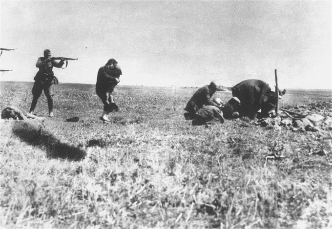 Egzekucja Żydów kijowskich przez niemieckie oddziały Einsatzgruppen niedaleko Iwangorodu na Ukrainie