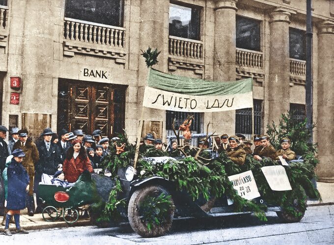 Pierwsze Święto Lasu: samochód z ulotkami przejeżdżający ulicami Warszawy, 1933r., „Echa Leśne” nr 6/1933