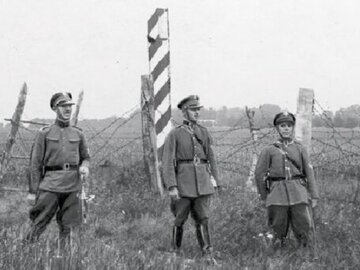 Żołnierze KOP podczas spotkania z&nbsp;sowieckim pogranicznikiem.