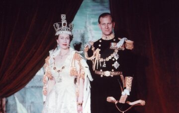Elżbieta II&nbsp;i&nbsp;Filip. Portret koronacyjny. Kr&oacute;lowa ma&nbsp;na&nbsp;głowie tzw. koronę imperialną.