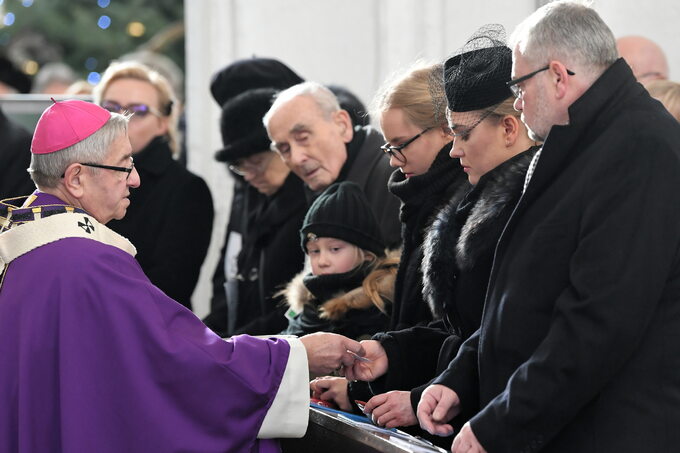 Metropolita gdański abp Sławoj Leszek Głódź przekazuje różańce rodzinie zmarłego, od prawej: brat Piotr Adamowicz, żona Magdalena Adamowicz oraz córki Antonina i Teresa.