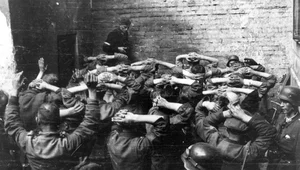 Miniatura: Powstanie upada. Dramat cywilów, zburzona...