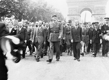 Charles de Gaulle (na czele) tuż po&nbsp;wyzwoleniu Paryża, 26 sierpnia 1944