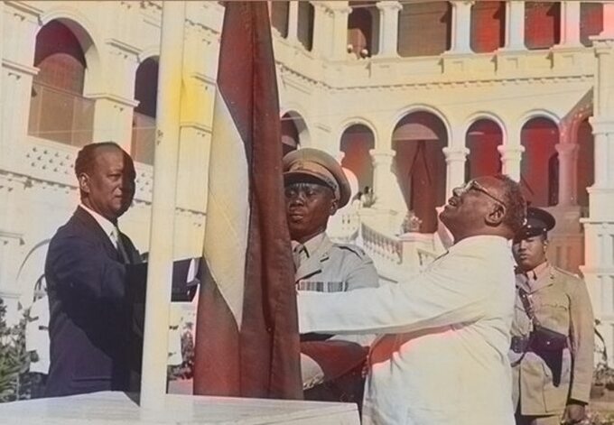 Ceremonia ogłoszenia niepodległości przez Sudan 1 stycznia 1956 r. Premier Ismail al-Azhari podnosi flagę Sudanu w obecności przywódcy opozycji Mohameda Ahmeda Almahjouba