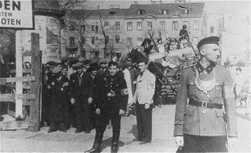 Niemiecka i&nbsp;żydowska policja przy bramie do&nbsp;getta ł&oacute;dzkiego