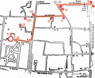 Jerozolima. Via Dolorosa z&nbsp;zaznaczonymi kolejnymi stacjami Drogi Krzyżowej