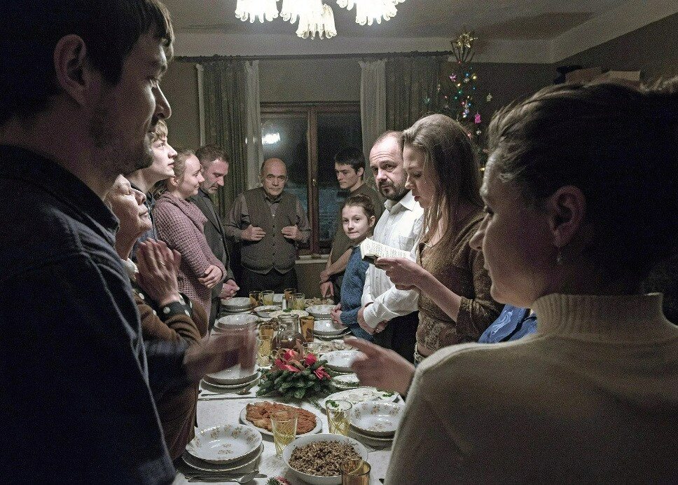 Dzień z życia polskiej rodziny zebranej z okazji Świąt Bożego Narodzenia