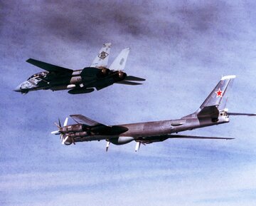 Sowiecki bombowiec strategiczny eskortowany przez amerykański myśliwiec, 1985&nbsp;r.