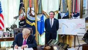 Miniatura: Google ugiął się przed Trumpem, Apple nie....