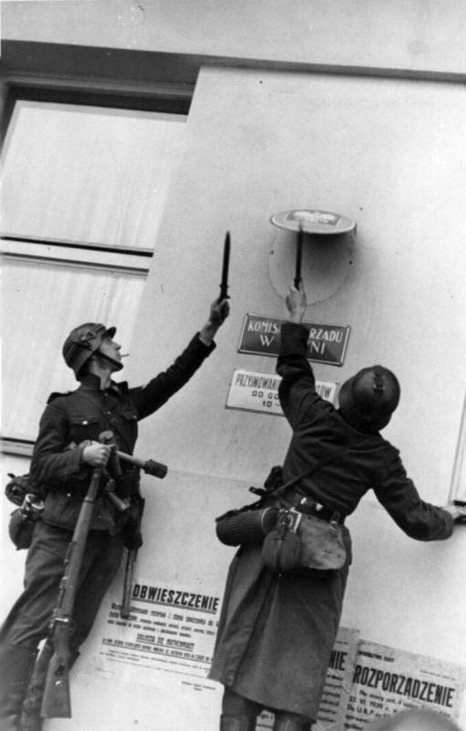 Niszczenie przez żołnierzy Wehrmachtu godła Rzeczypospolitej na budynku Komisariatu Rządu RP w Gdyni