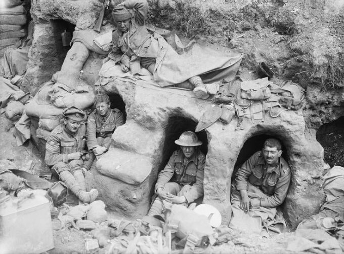 Żołnierze brytyjscy odpoczywają w czasie bitwy nad Sommą, sierpień 1916.