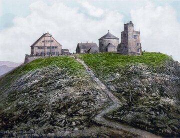 Budynki na&nbsp;szczycie Śnieżki w&nbsp;1900 roku. Od&nbsp;lewej widoczne budynki schroniska, kaplica św. Wawrzyńca, obserwatorium meteorologiczne