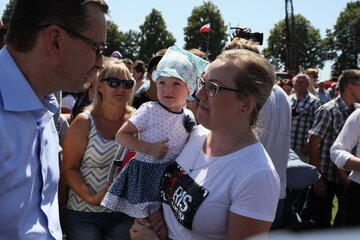 Mateusz Morawiecki podczas pikniku zorganizowanego z okazji inauguracji programu „500+ na każde dziecko” 