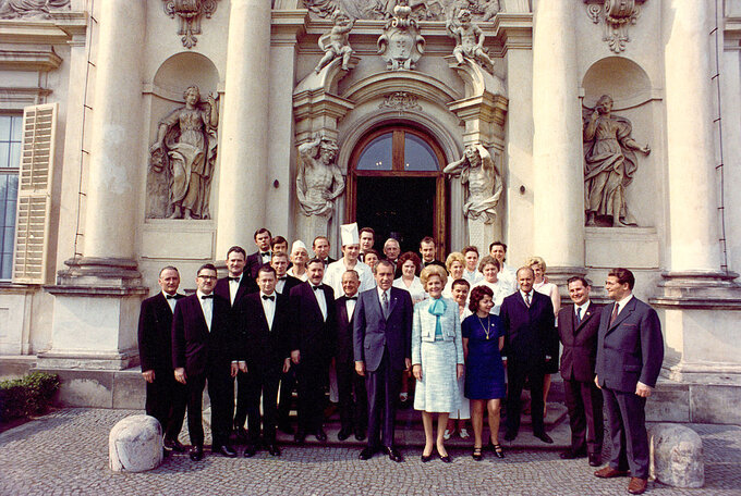 Prezydent USA R. Nixon wraz z żoną przed Pałacem w Wilanowie w czasie wizyty w Polsce, 1972 rok