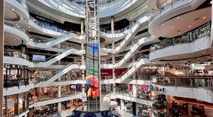 Miniatura: Ogromne centrum handlowe w Warszawie...