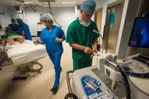 Miniatura: Pensje lekarzy. Ile naprawdę zarabiają w...