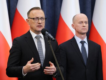 Rzecznik prasowy prezydenta RP Rafał Leśkiewicz (L) oraz&nbsp;zastępca szefa Biura Bezpieczeństwa Narodowego gen. bryg. Andrzej Kowalski